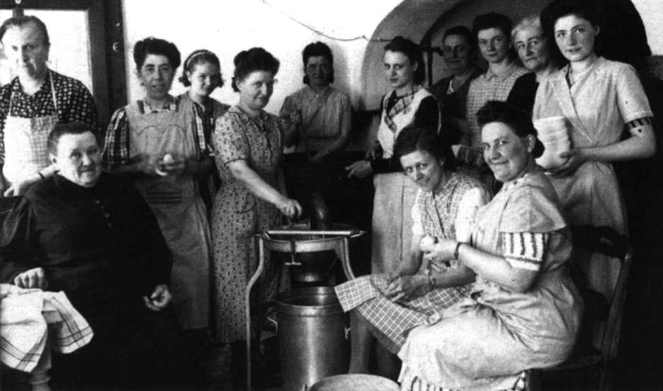 Hautrage : pendant la guerre de 1940-45, une partie de l'institut Saint-Franois d'Assise fut mise  disposition des Secours d'Hiver. Les enfants du village pouvaient y recevoir de la soupe. En mai 1944, certains habitants de Saint-Ghislain s'y refugirent.