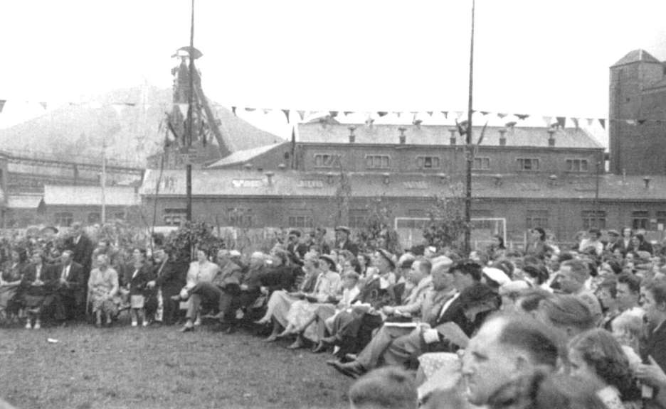 Hautrage : 1956 le charbonnage situ  l'arrire plan du terrain de football comptait plus de 1500 ouvriers dont 589 taient soit Italiens ou Polonais.