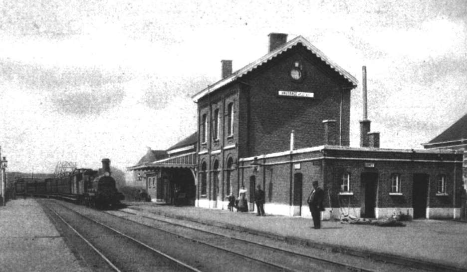 Hautage : la gare d' Hautrage-Etat. Le train qui entre en gare se dirige vers Saint-Ghislain. Cette gare avait t ouverte le 20 novembre 1879.