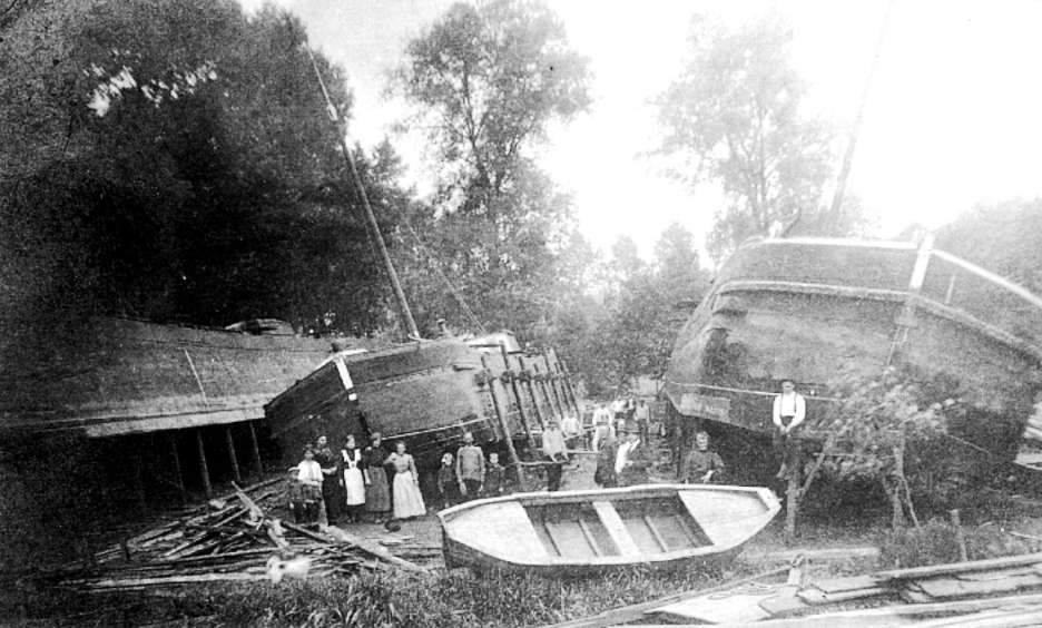 Hautage : le chantier Clique-Place o 14 ouvriers travaillaient  la construction ou  la rparation des pniches pour le canal de Mons  Cond. En 1921, ce chantier fut rachet par Alfred Dangreau.