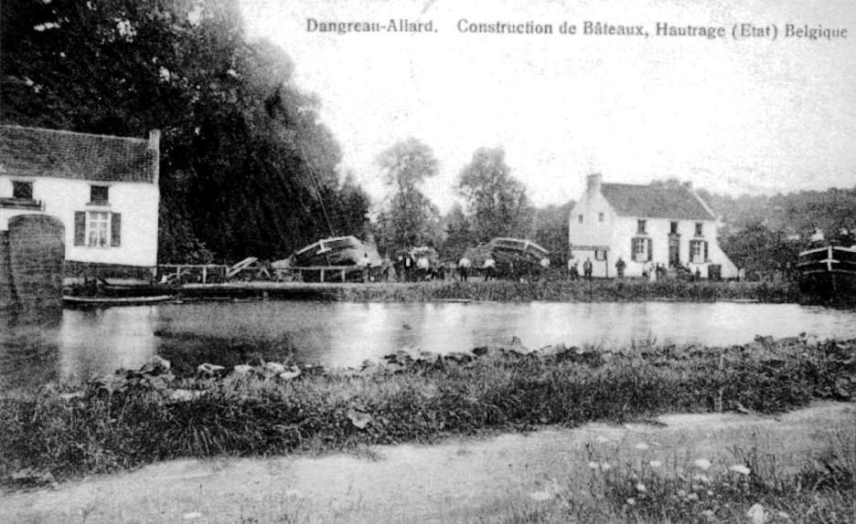 Hautrage : le chantier Clique-Place o 14 ouvriers travaillaient  la construction ou  la rparation des pniches pour le canal de Mons  Cond. En 1921, ce chantier fut rachet par Alfred Dangreau.