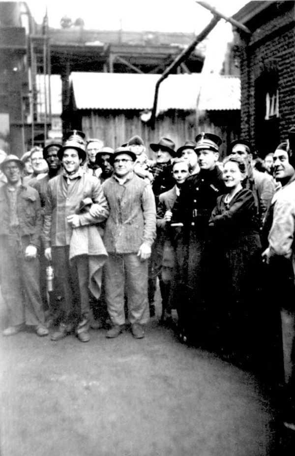 Hornu : Visite du chanteur Luis MARIANO dbut 1949. Il tait descendu dans le puits puis n6 d'Hornu-Wasmes  l'occasion de la sortie de son film "La belle de Cadix" au cinma "Le Capitol".