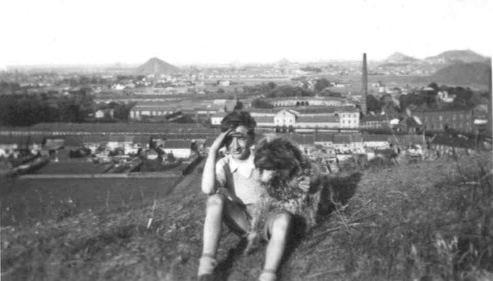 Hornu : Pol LEKIME et son chien en 1956 sur le sommet d'un vieux terril dsaffect on y vois dans le fond le site du Grand Hornu.