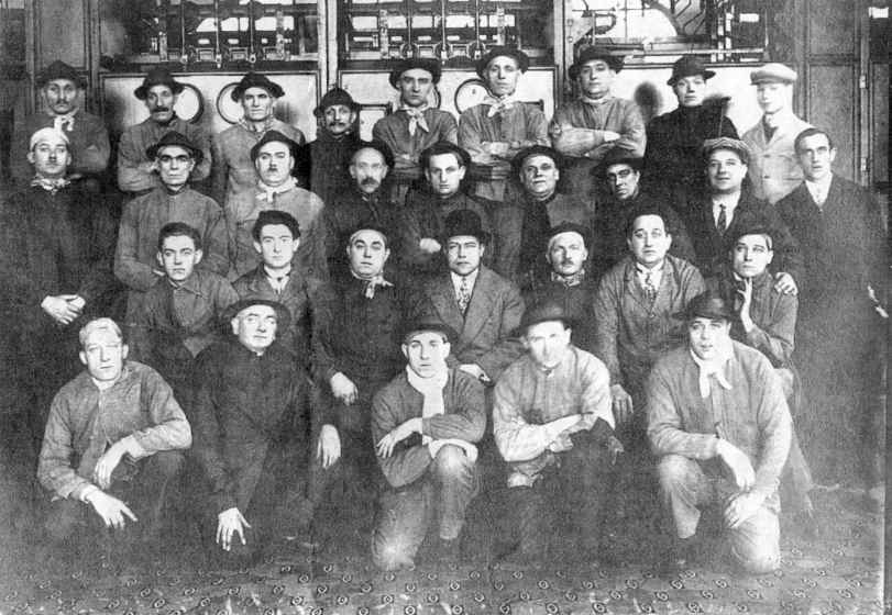 Hornu : Groupe de mineurs  l'tage de la lampisterie (photo de Nobert Ghisoland).