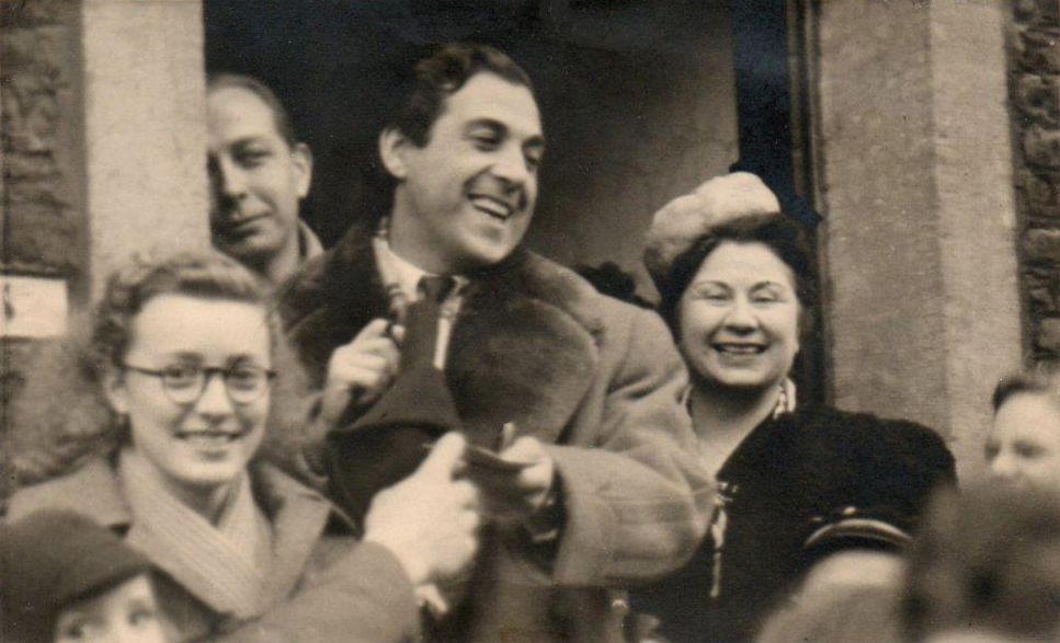 Hornu : Visite du chanteur Luis MARIANO dbut 1949  l'occasion de la sortie de son film "La belle de Cadix" au cinma "Le Capitol". Derrire lui se trouve Juvenal DECOT directeur du cinma "Le Capitol" qui se trouvait en face de la maison communale. 