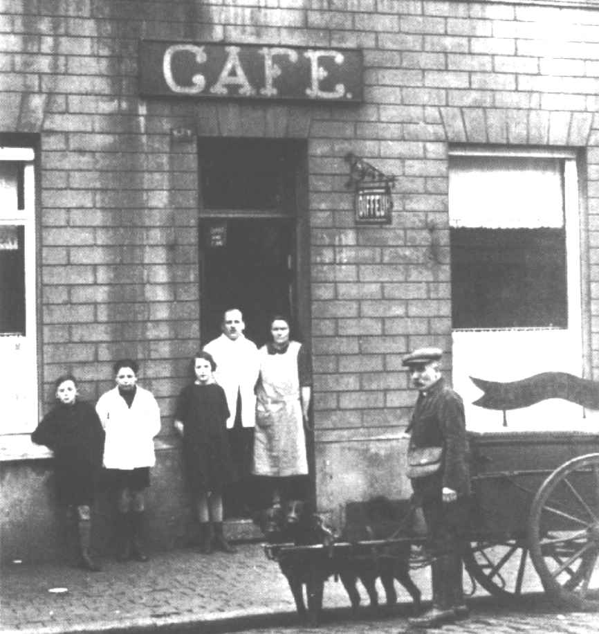 Jemappes : charette livrant du pain (boulangerie Chauvaux) arrte rue Clmenceau en face du caf et salon de coiffure de Monsieur Van Boxthael.