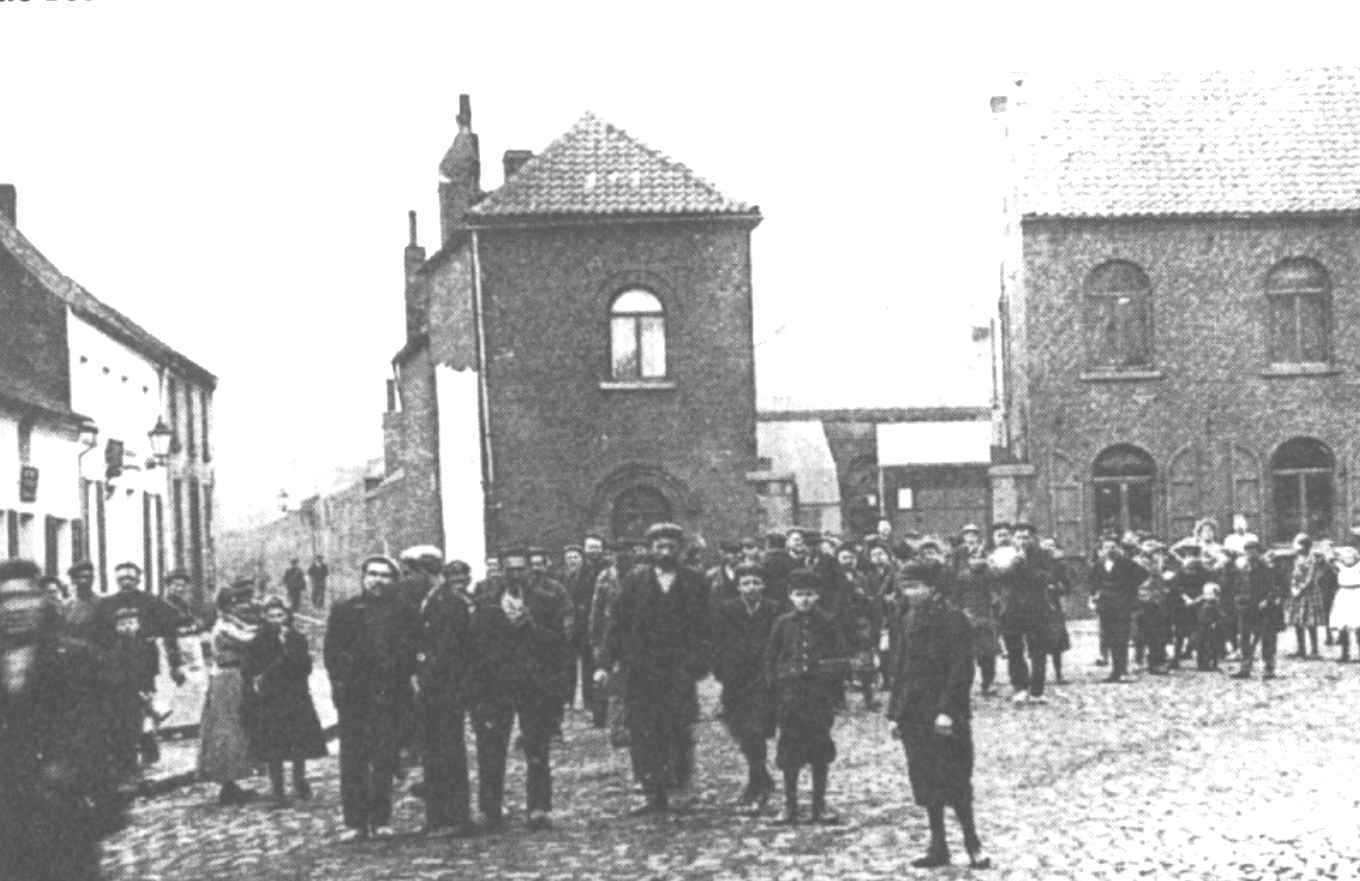 Jemappes : Sortie de la verrerie vers les annes 1900.