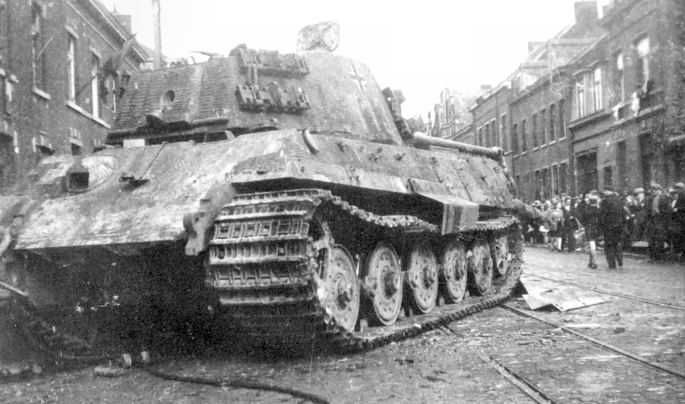 Jemappes : Char de combat allemand Tigre II Royal sur l'avenue Fosch dbut septembre 1944. Il fut abandonn suite  une panne d'essence alors que celui-ci combattait sur l'Avenue Marchal Fosch. Il appartenait  la " 502 Schwere Panzer Abteilung ", " 102 SS Panzer Abteilung ". Ce bataillon (abteilung) tait alors en retraite suite aux combats de la Poche de Falaise en Normandie. En janvier 1945, un ferrailleur local emmena le char et le dcoupa.