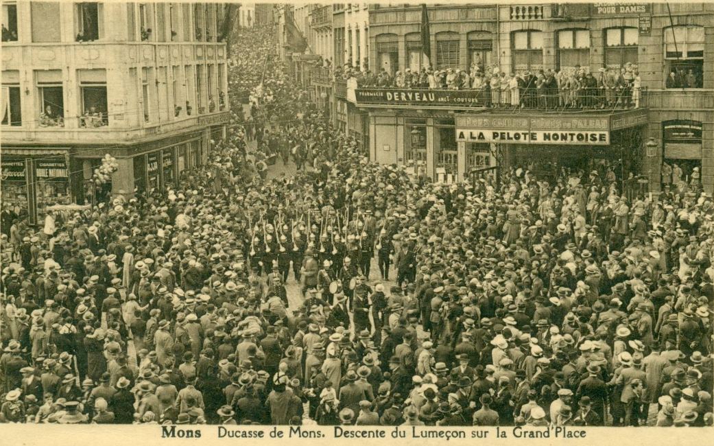 Mons : Ducasse - descente rue des Clercs (vers 1937). 