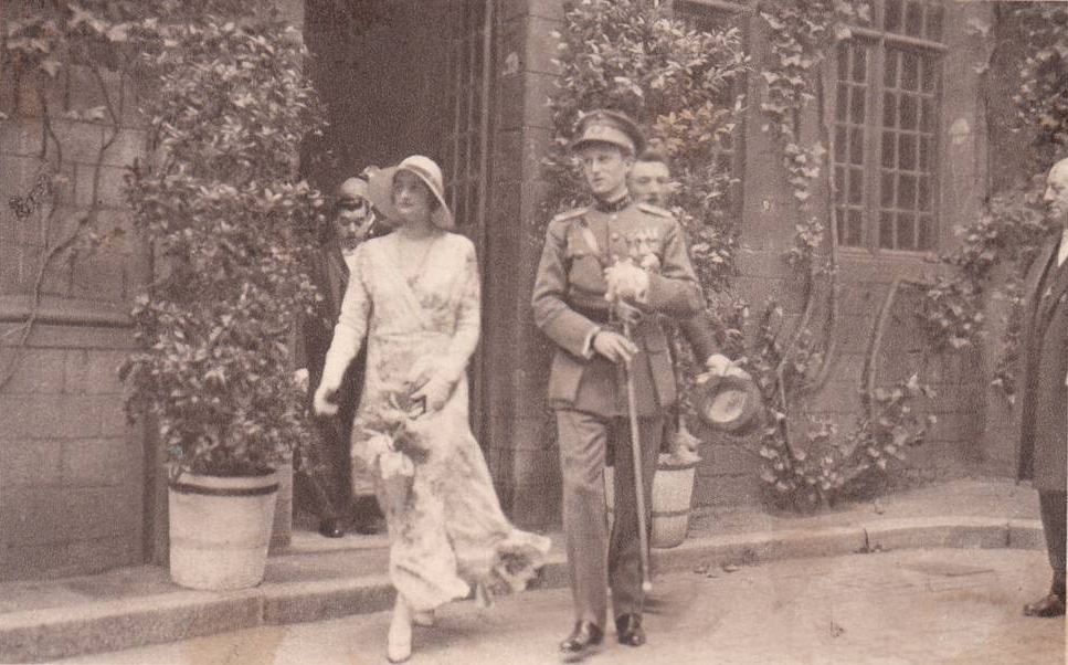 Mons :  Joyeuse entre du Duc et de la Duchesse de Brabant, les Princes sortent du Cabinet du Bourgmestre ((8 juillet1928).