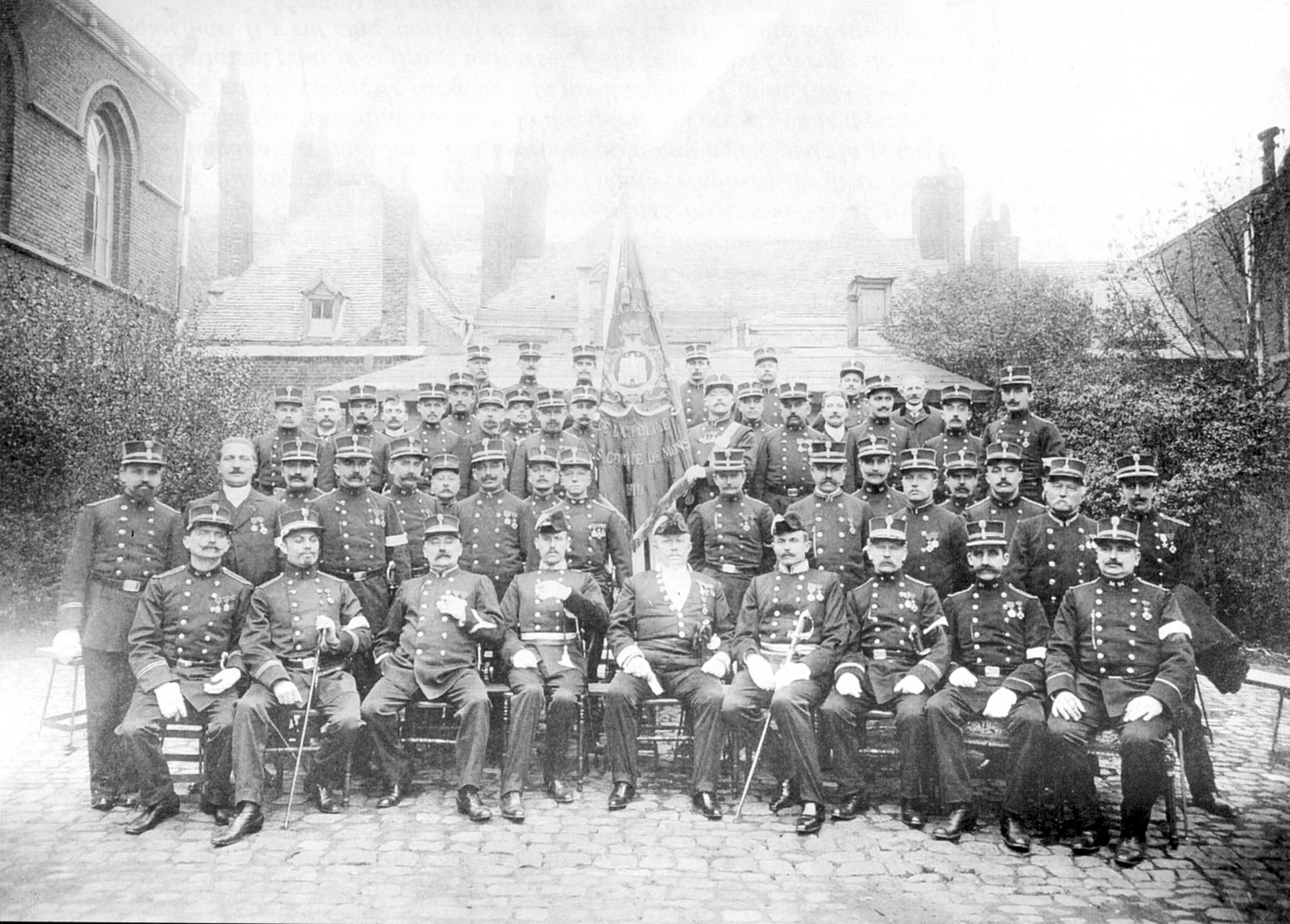 Mons : Fdration Nationale des Fonctionnaires subalternes de la Police. Section de Mons lors de la remise du drapeau en 1910.