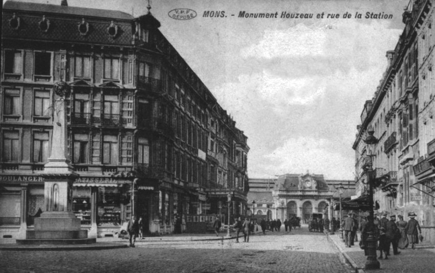 Mons : Monument Houzeau et rue Lopold (anciennement rue de la Station) vers 1912.