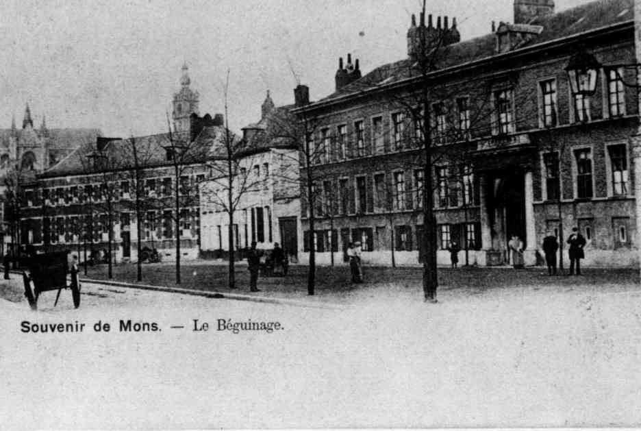 Mons : Place du Bguinage. Auparavant, lendroit tait occup par lhpital de Cantimpret fond en 1248 par Marguerite de Constantinople afin dy soigner les Bguines, mais, au XVIe sicle, on en fit un hospice-asile pour vieilles femmes dmunies. En 1831, les vieux btiments furent remplacs par ldifice no-classique que lon voit ici,  lexception de la jolie chapelle gothique situe derrire (1549-1551) qui, de ce fait, est parvenue jusqu nous. Sur la photo, on peut voir que laile gauche du btiment nest pas encore construite (1903).