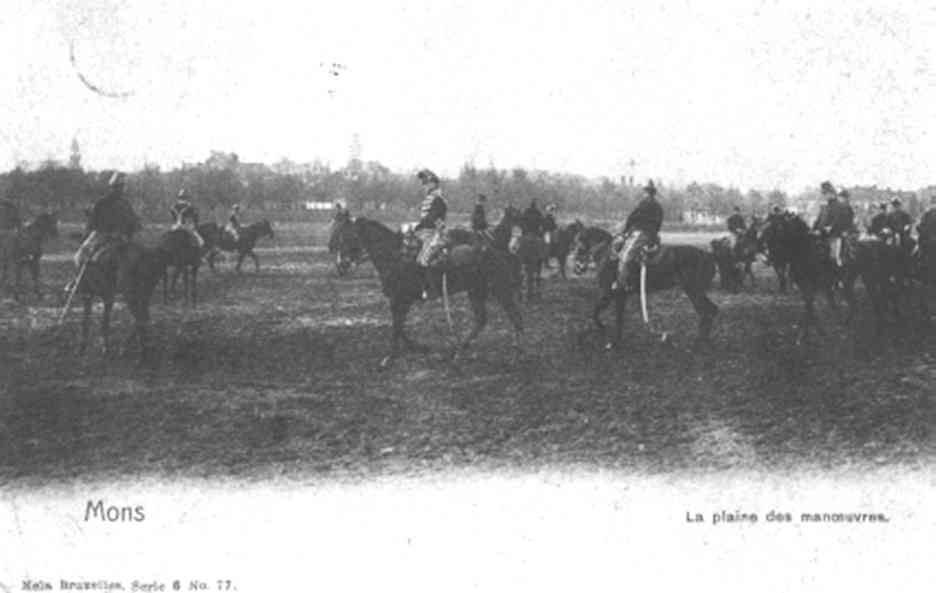 Mons : plaine de Nimy. Appele galement champ de Mars, cette vaste esplanade servait, comme on peut le voir de champ de manuvres et dexercices au 2me Rgiment de Chasseurs  Cheval casern  Mons. 