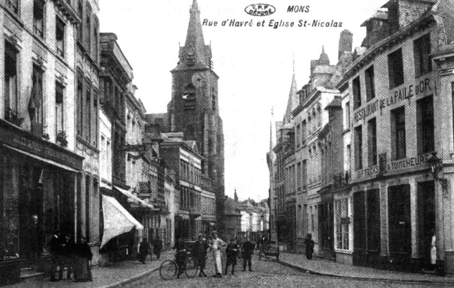 Mons : Le 3 avril 1901, l'glise Saint Nicolas vue de la rue du Hautbois. Ce quartier tait assez anim et abritait des lieux de rendez-vous aux messagers et voyageurs  destination de Chazleroi, Binche ou Thuin. C'tait notamment le cas de la Paille d'Or que l'on voit  droite et qui date de 1793.
