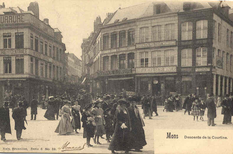 Mons : Passe-temps favori des Montois et Montoises sur la Grand' Place au cours des dimanches ensoleills. Decente de la  courtine 1903.
