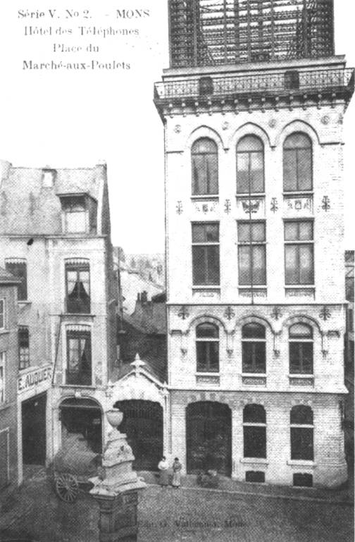 Mons : l' Htel des Tlphones, le rseau du tlphone fut install  Mons en 1884 et, pour abriter le central, on procda  la construction de ce btiment en forme de tour coiffe d'un impressionnant support arien. Il fut dmoli en 1972. Situation : march aux Poulets.