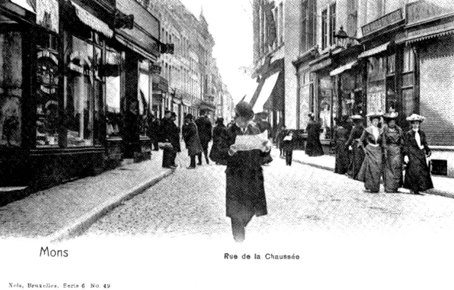 Mons : rue de la Chausse  une poque  jamais rvolue, cet homme en chapeau melon lisant tranquilement son journal en pleine rue de la Chausse.