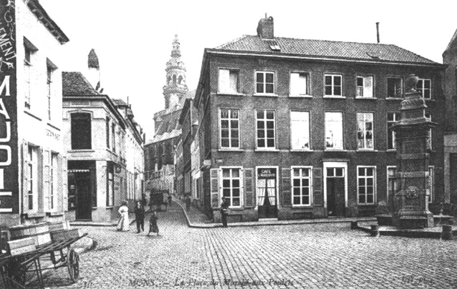 Mons : Place du March aux Poulets. Cette place, fut occupe jusqu'en 1832 par le march aux poissons puis devient un march au Poulets. Les jours de march, pigeons, coqs, dindons, oies, lapins ou canards y soulevaient une immense rumeur. Une place insignifiante remplace aujourd'hui ce spectacle haut en couleur.