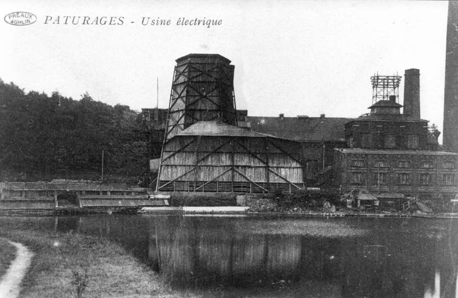 Pâturages : Usine électrique située à proximité du puits du "Grand Bouillon d'en Bas". A l'arrière le terril de Roinge et Jolimet qui a littéralement explosé peu avant la guerre de 1914-18.