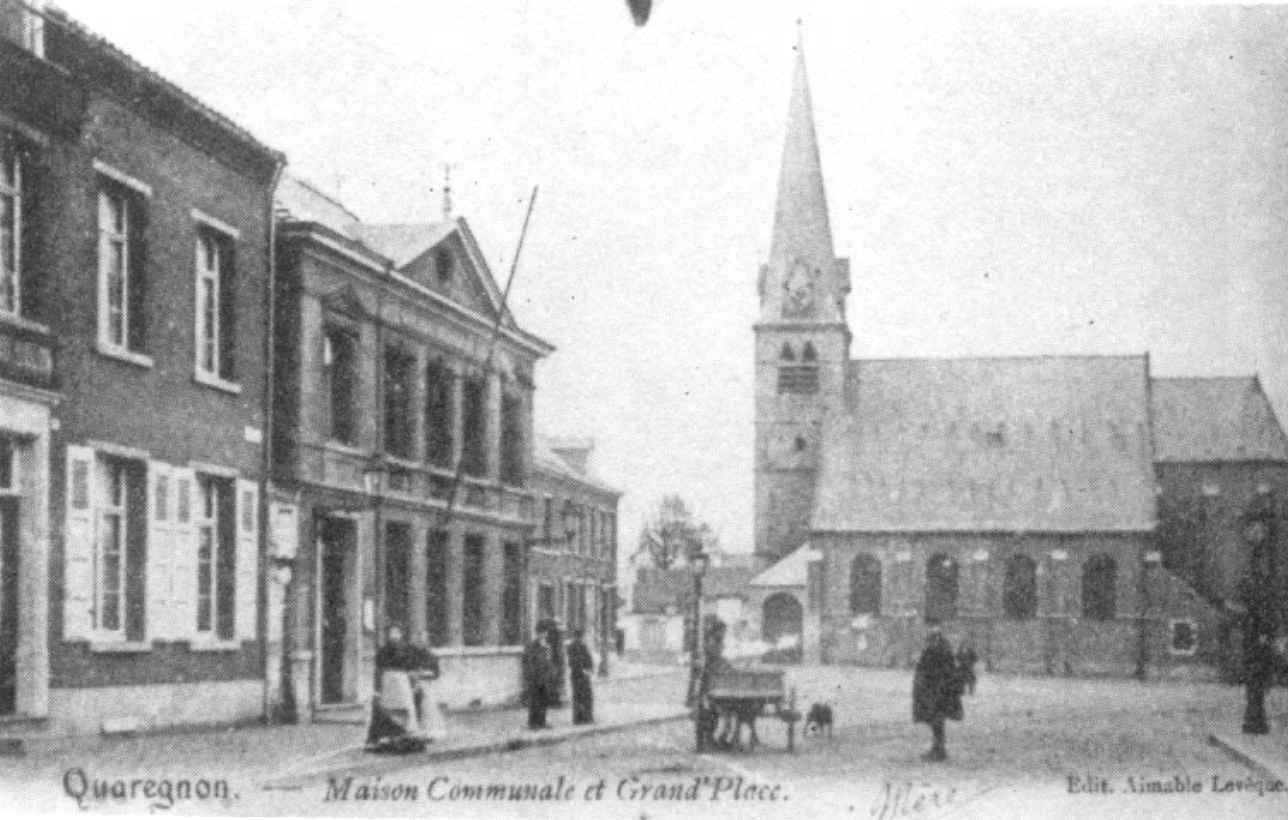 Quaregnon : L' glise Saint-Quentin sur la Grand-Place,  gauche, l'ancienne Maison Communale.