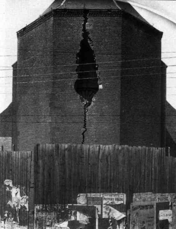 Quaregnon : Mur du choeur de l'glise Saint-Quentin montrant la cassure dans la maonnerie, due une explosion minire. cette photo fur prise en 1909 peu avant les travaux de dmolition.