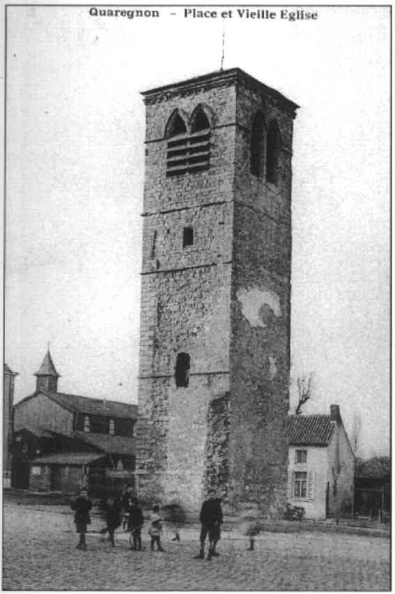 Quaregnon : Ce n'est qu'en 1922 que les restes de la nef de l'glise Saint-Quentin furent dmolis et les bases de la tour consolides. Au fond  droite, on voit l'glise provisoire en bois qui fut btie  en 1907 par Emile Fivez.