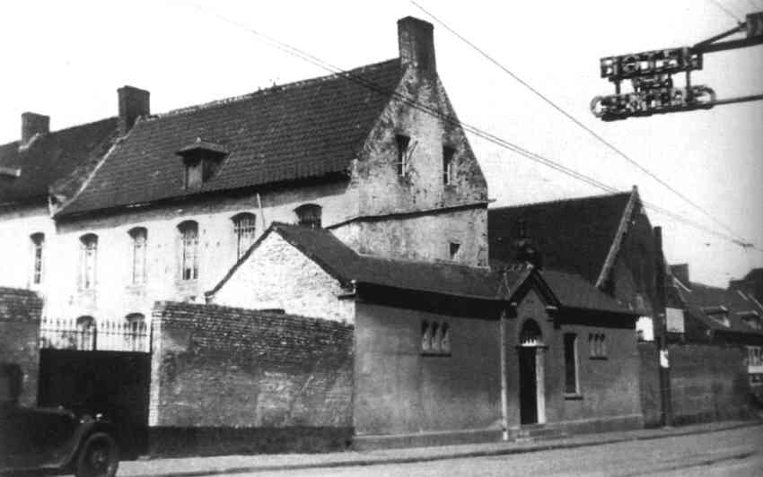 Quaregnon : rue du Village, ancien presbytre situ au dbut de la rue du Village. il a t dmoli vers 1937 pour librer l'emplacement du nouvel htel de ville.