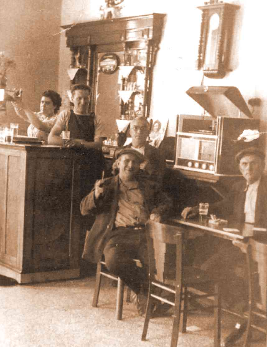 Quaregnon : Intrieur d'un caf situ au coin des rues mandart et de Monsville vers 1950. on y retrouve Fernand Cailleaux, Robert Brohez et Hotton.