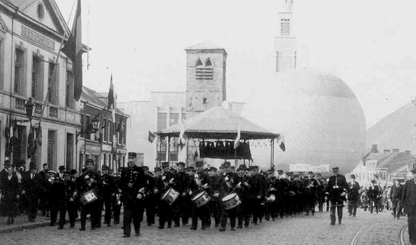 Quaregnon : Inauguration de l' htel communal. On voit l'ancien kiosque communal aujourd'hui disparu. Un norme ballon de 1200 mtres cubes, gonfl au gaz d'clairage, fut lch.