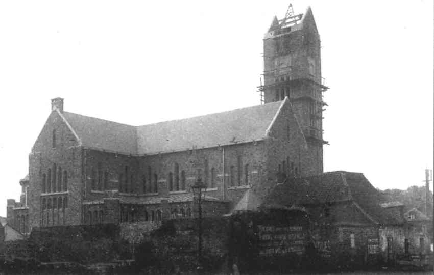 Quaregnon : 1934, la nouvelle glise Saint-Quentin est presque termine. A front de la rue E. Anseele, on peut encore voir une partie de la ferme Malengreau.