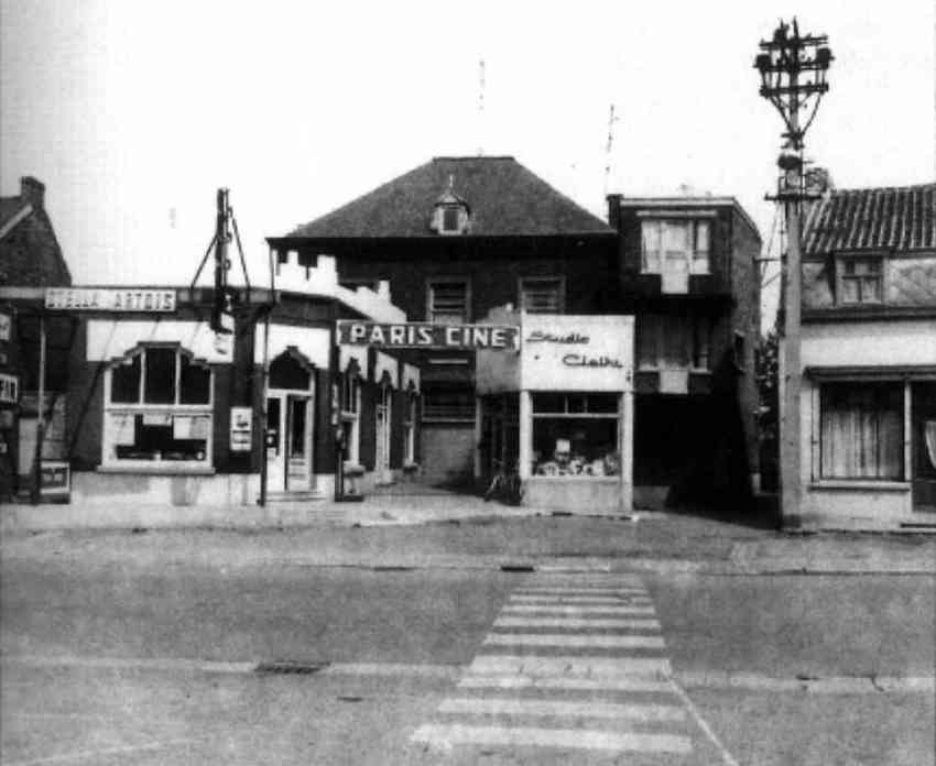 Quaregnon : non loin de l'htel de ville,  la rue du Village, un des deux cinmas dnomm Eden Cin, il devint le Paris cin. le caf  gauche tait tenu par Florent Mathieu, coureur cycliste.