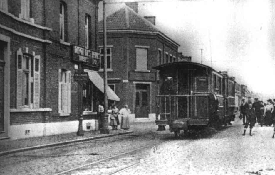 Quaregnon : Quatre-Pavs de Quaregnon vers 1900. un tram lectrique se dirige vers Mons sur la ligne cre en 1899 entre Mons et Boussu.