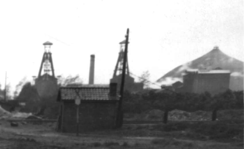 Quaregnon : puits n 2 dit l' Esprance de la SA des Charbonnages du Hainaut,  la limite de Quaregnon et Douvrain. Vue de la centrale lectrique.