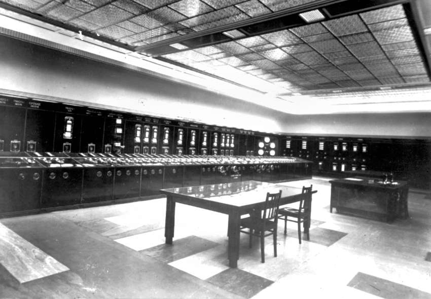 Quaregnon : Janvier 1932 - La salle de contrle et de manoeuvre haute tension.