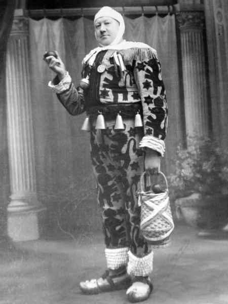 Quaregnon : Hector Nicolas en tenue de gille. Hector Nicolas (1886-1952) a fond une des troupe de gilles qui existe toujours aujourd'hui, les gilles GAILLARD.
