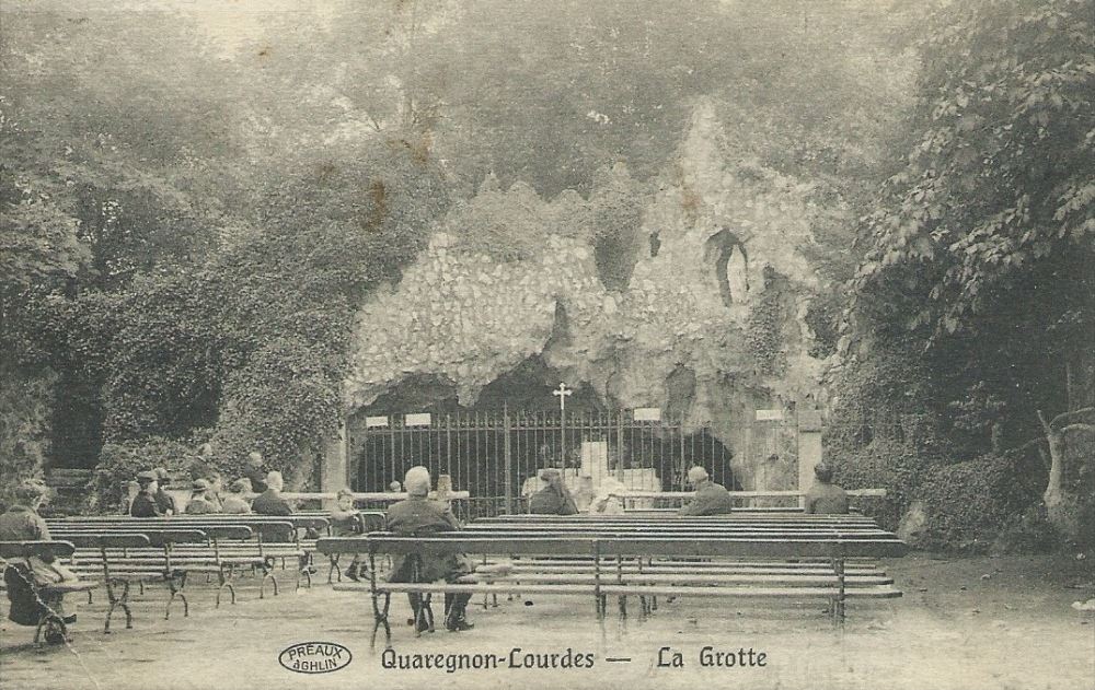 Quaregnon-Lourdes : La Grotte avec des paroissiens en prire.