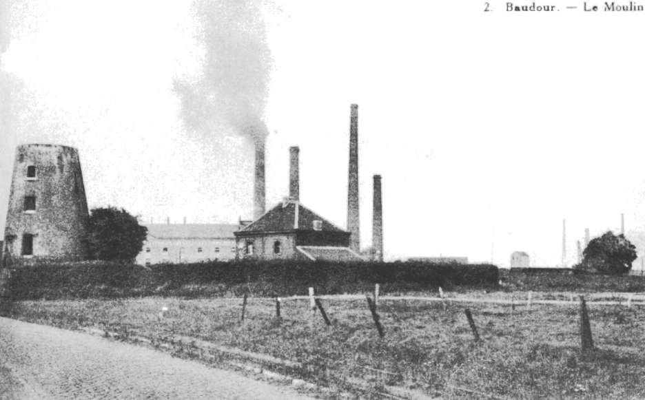 Tertre : Moulin  vent situ sur un tertre. Afin de nommer ce hameau de Baudour, on disait "Au tiette", ce qui signifie "au tertre". Le hameau devint indpendant le 29 aot 1883. A l'arrire plan, on peut voir les usines Escoyez. Ce moulin servit de tour de guet pendant la guerre de 1914-18.