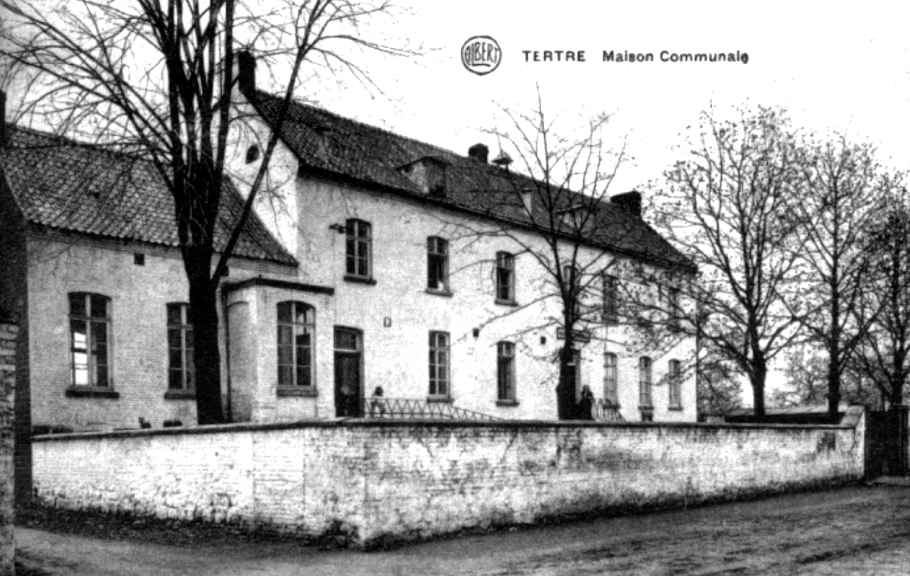 Tertre : Maison appartenant initialement  la famille Le Louchier, elle fut lgue en 1859  la congrgation de la Sainte Union, dans le but d'instruire gratuitement les enfants pauvres de la commune. En 1883 la maison devint la premire maison communale, en partie affecte  l'enseignement.