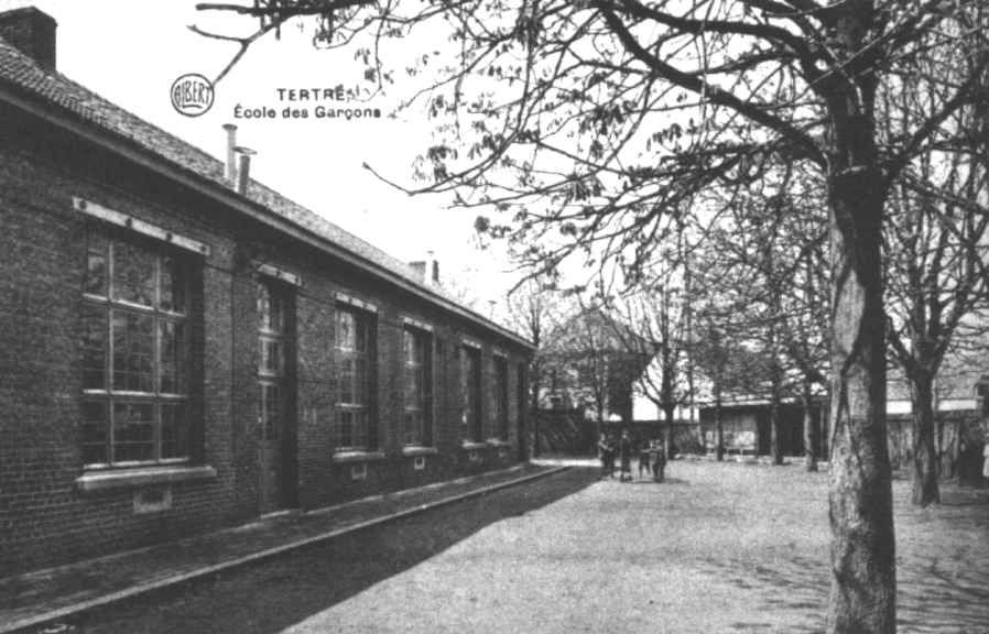 Tertre : Ecole communale des garons construite en 1868 et transforme en 1910. L'ancienne cour de rcration devint la place Verte. Le batiment abrite actuellement le bureau de police.