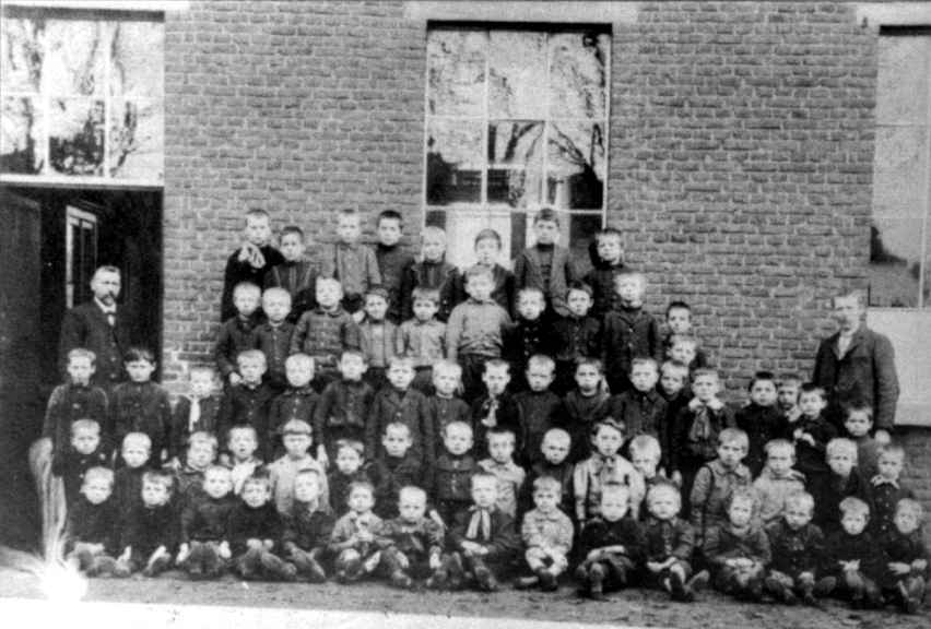 Tertre : Ecole communale des garons. La photographie date de 1907 avec l'instituteur M. Hustin.