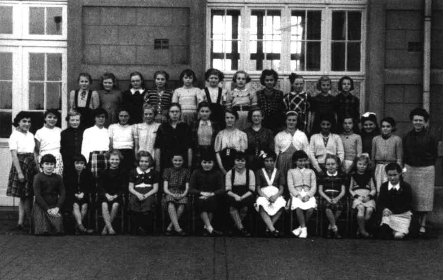 Tertre : Ecole communale des filles dbut des annes 1950 qui fut amnage dans le btiment annex  la premire maison communale situe rue Olivier Lhoir. Le professeur est Yvette Lebrun.