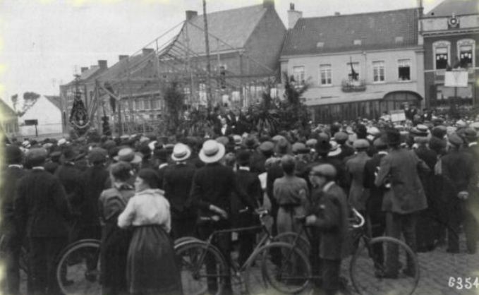 Thulin : Rassemblement sur la  place  l'occasion de la fte nationale en 1919.  