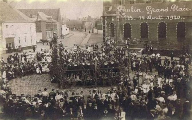 Thulin : Rassemblement sur la  place  l'occasion d'un concert vers 1920.