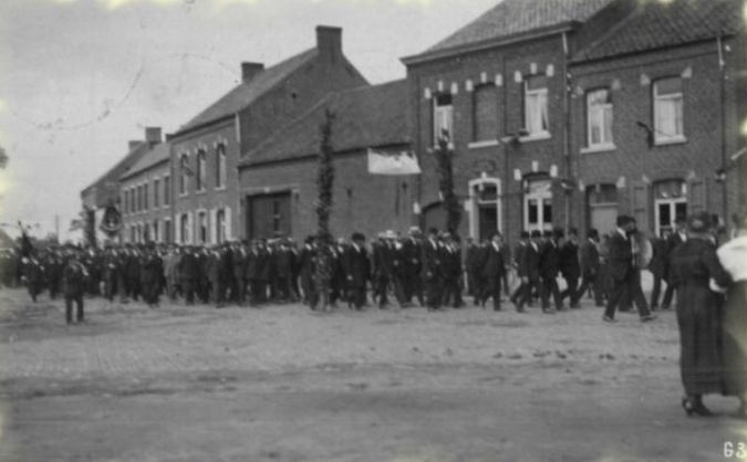 Thulin : La rue Elie Belanger prise du coin de la rue A. Lecomte. Il s'agit trs probablement du dfil pour la fte nationale de 1919.  