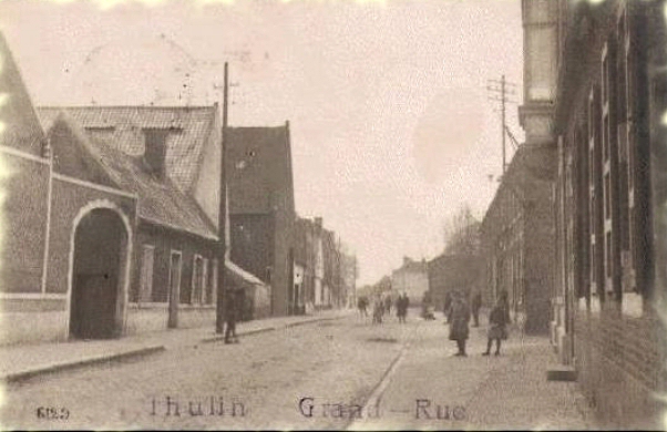 Thulin : La Grand-Rue (anciennement rue Haute)  hauteur du carrefour avec la rue Radon.