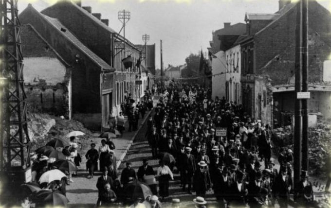 Thulin : Dfil  l'occasion de la fte nationale en 1919.