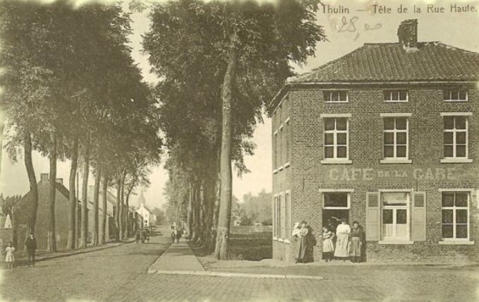 Thulin : Le caf en face de la gare et le dbut de la rue Jean Duhot (anciennement rue Haute). Vers 1910.