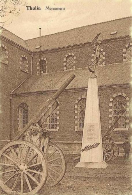 Thulin : Le monument aux Morts entours de 2 pices d'artillerie de la premire guerre mondiale (vers 1939).