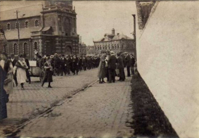 Thulin : Dfil dans la rue Ferrer  l'occasion de la fte nationale en 1919.